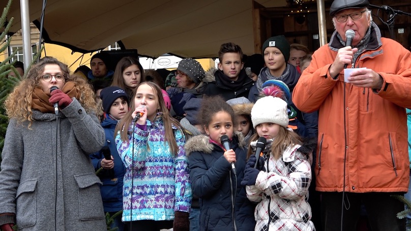 Aufführung des Friedenssongs im Innenhof des Osnabrücker Schlosses Aufführung des Friedenssongs im Innenhof des Osnabrücker Schlosses